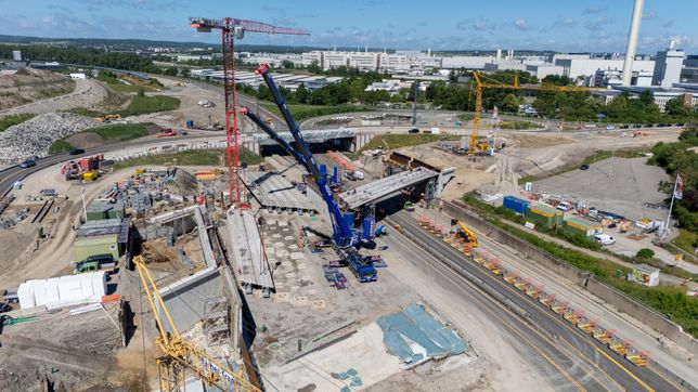 Im Juni war die A81 bereits gesperrt, weil die neue Brücke in der Brumme-Allee ihre Stahlverbundträger bekommen hat. Ende August wird die provisorische Brücke (hinten im Bild) zurückgebaut.